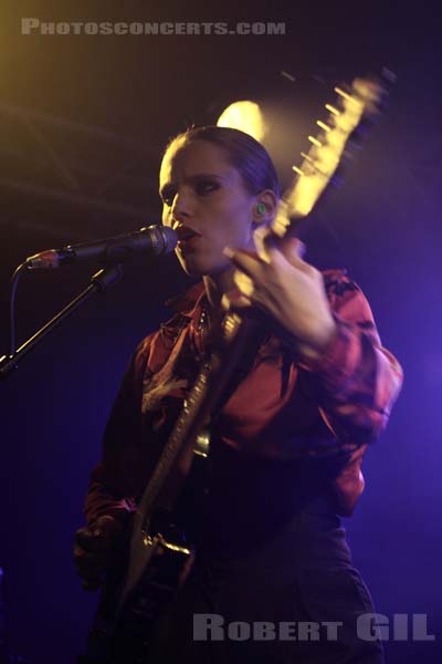 ANNA CALVI - 2010-11-04 - PARIS - La Boule Noire - 